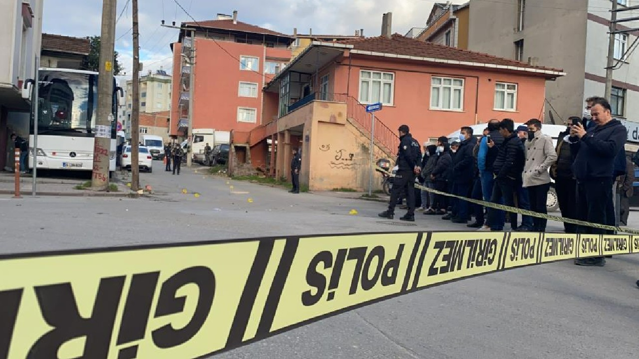 Sokak ortasında silahlı çatışma: Yaralılar var!