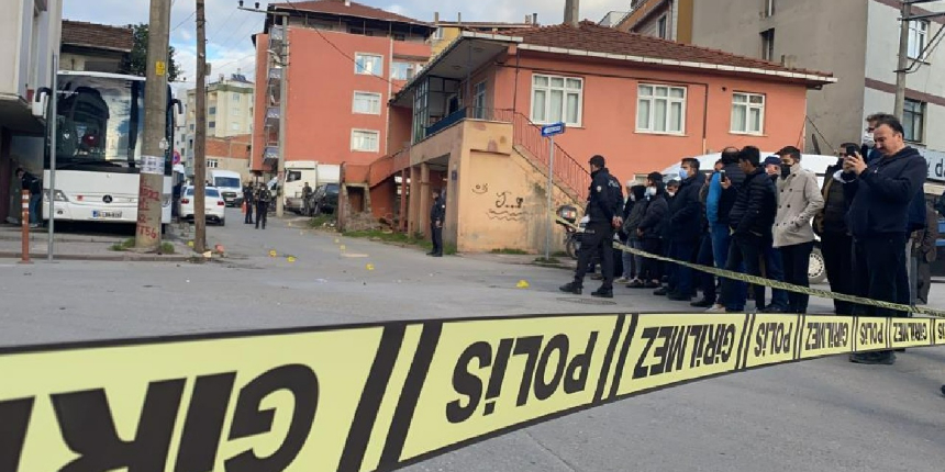 Sokak ortasında silahlı çatışma: Yaralılar var!