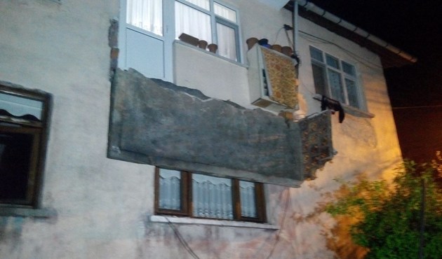 İzmir'de balkon çöktü: 3 yaralı
