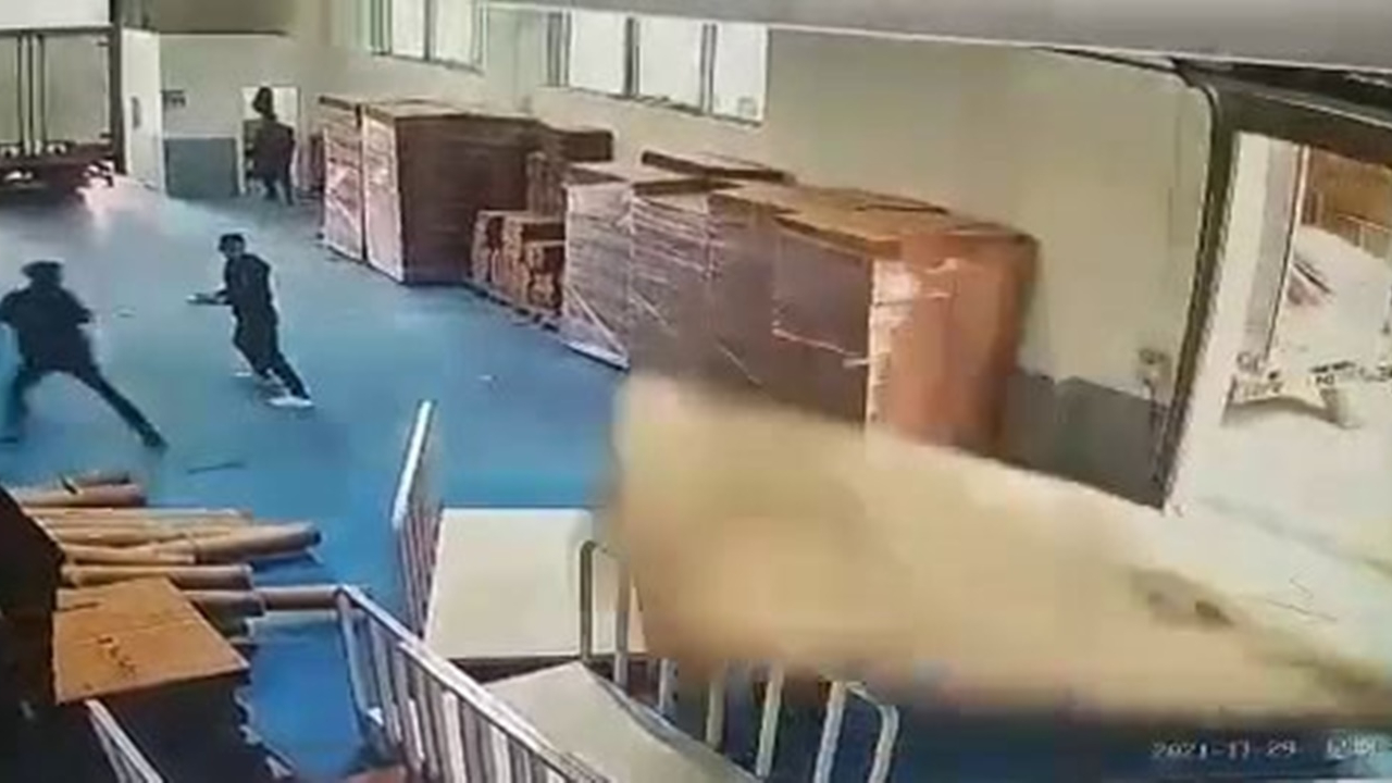 İşçiler fırtınada dehşeti yaşadı! Korku filmini aratmayan anlar kamerada...
