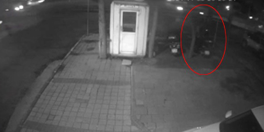 Hırsızlar motosikleti iteleyerek götürdü: O anlar saniye saniye kamerada