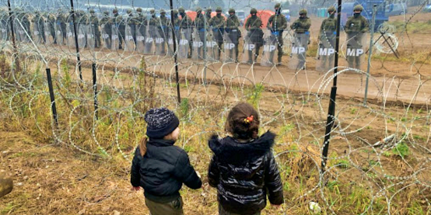 Polonya, sınırdaki göçmenlerin cesetlerini ormana gömmekle suçlandı!