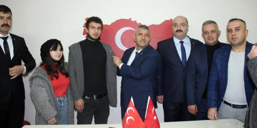 CHP ve İYİ Parti'de deprem! İstifa eden 27 kişi MHP'ye katıldı!