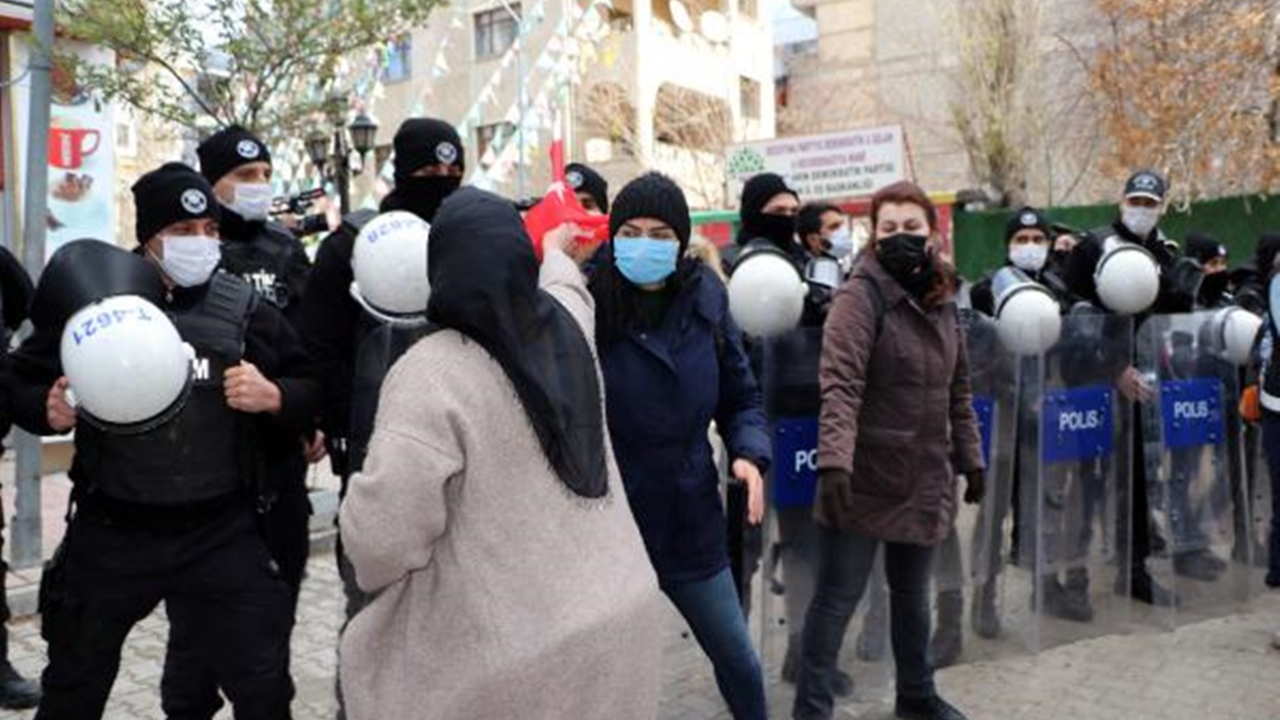 HDP, 'Kandil'i çökerteceğiz' sloganlarını müzik sesiyle kapatmaya çalıştı!