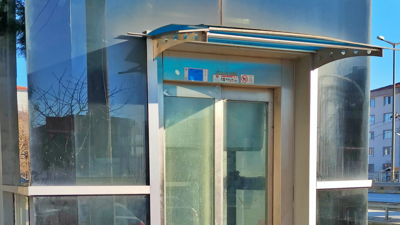 Engelli asansörünün elektronik aksamını çaldılar!