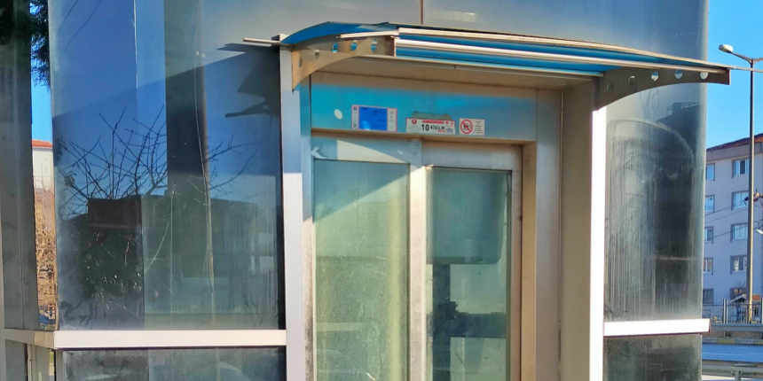 Engelli asansörünün elektronik aksamını çaldılar!