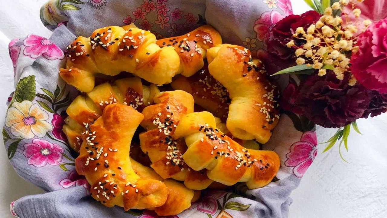 Susamlı bir sabaha hazırlanın! Peynirli susamlı kavhaltılık tarifi ile güne güzel başlayın!
