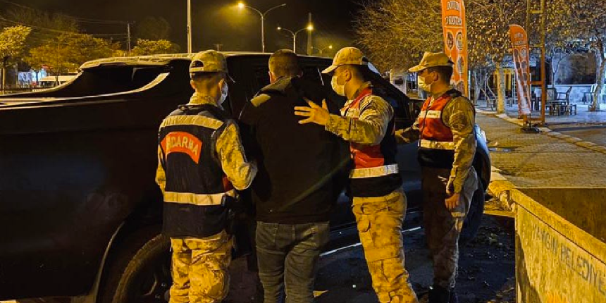 Vatandaşları dolandıran sahte yüzbaşıyı gerçeği yakaladı