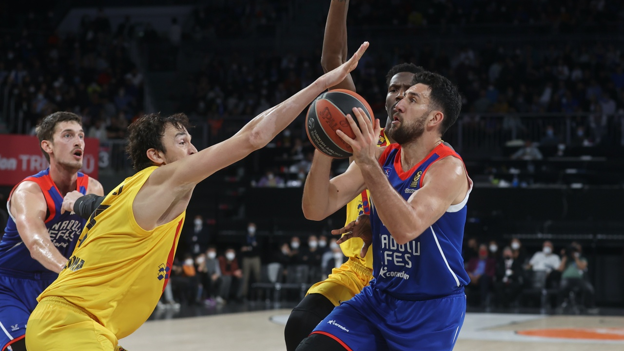 Anadolu Efes evinde Barcelona'ya mağlup... Sertaç Şanlı eski takımını yıkan isim oldu!
