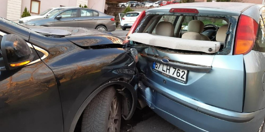 Yokuş aşağı inen otomobil 2 araca çarptı: 1 yaralı