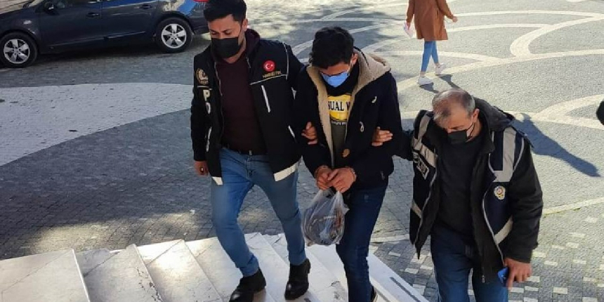 Otobüsteki yolcunun üzerinden 108 adet uyuşturucu hap çıktı