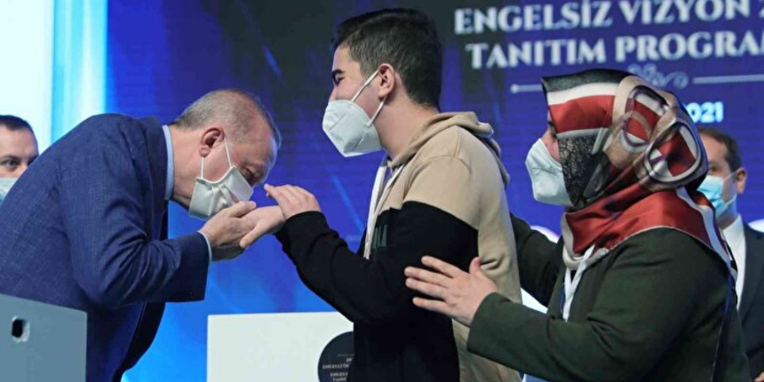 Cumhurbaşkanı Erdoğan'ı duygulandıran hediye: Engelli gencin elini öptü!