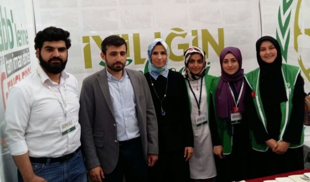 Sümeyye Erdoğan ve eşi Selçuk Bayraktar İHH standında...
