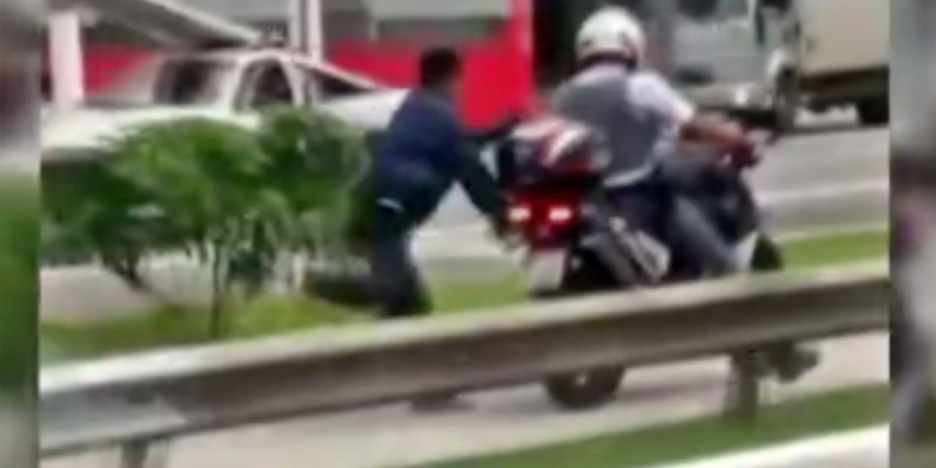 Polis, siyahi şüpheliyi motosikletine bağlayıp arkasından koşturdu!