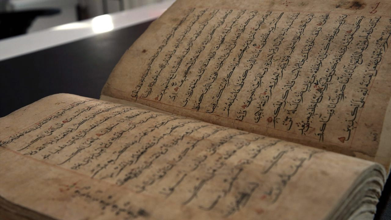 Lise kütüphanesinde 2 el yazması Kur'an-ı Kerim bulundu: Biri 730 yıllık...