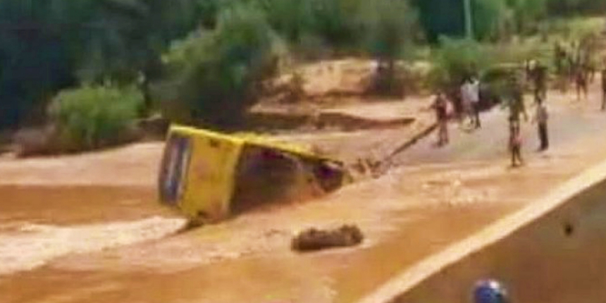 Taşan nehri geçerken devrilen otobüste boğulanların sayısı 32'ye çıktı