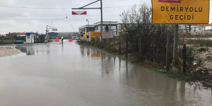Yağmur sebebiyle göle dönen yollar trafiğe kapatıldı
