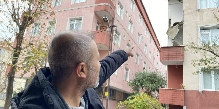 Güngören’de bir binanın 3'üncü katında bulunan balkon çöktü