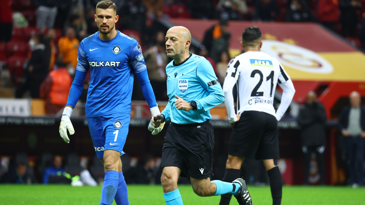 Cüneyt Çakır penaltı kararıyla gündemde... Galatasaray taraftarı 86'da verilen penaltıya isyan etti