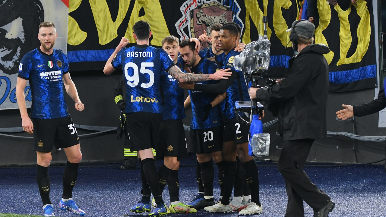 Hakan Çalhanoğlu kornerden gol attı, İnter deplasmanda Roma'yı dağıttı