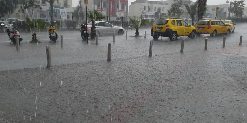Bodrum’da sağanak etkili oldu, göle dönen caddelerde araçlar zorlandı!