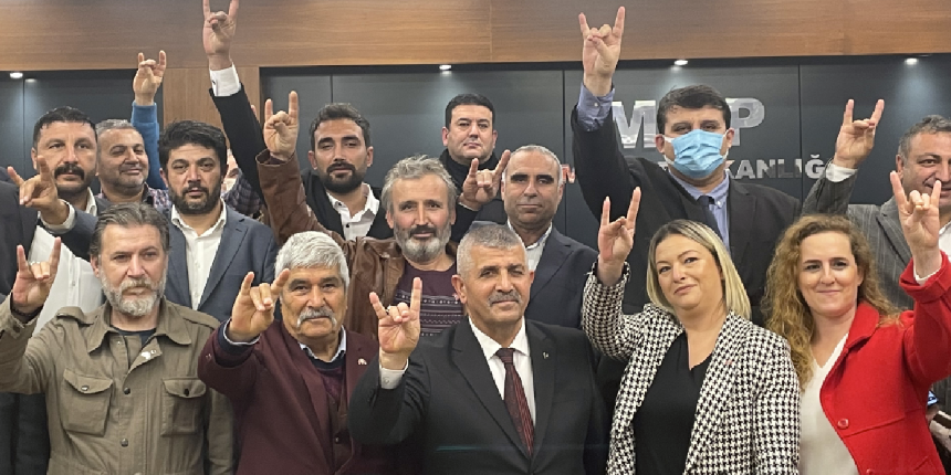 İzmir'de İYİ Parti'den istifa eden 14 kişi MHP'ye geçti