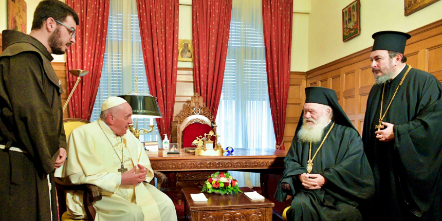 Ortodoks rahip, Atina ziyaretindeki Papa'ya  'Sen bir kafirsin!' dedi!
