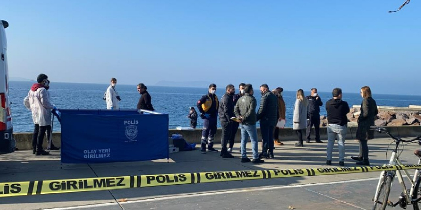 Maltepe sahilinde kayalıklara sıkışmış erkek cesedi bulundu