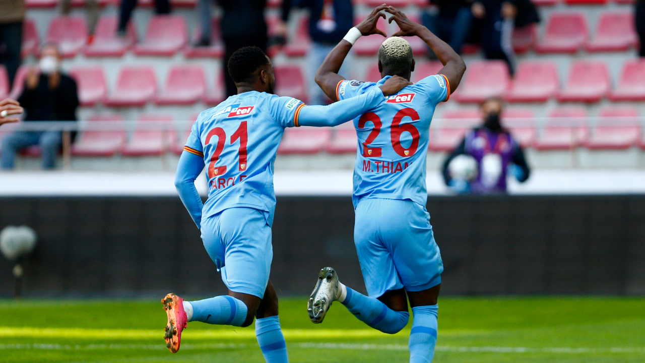 Kayserispor 9 kişiyle kazandı... Sarı-Kırmızılılar Antalyaspor engelini Mame Thiam'ın golleriyle geçti