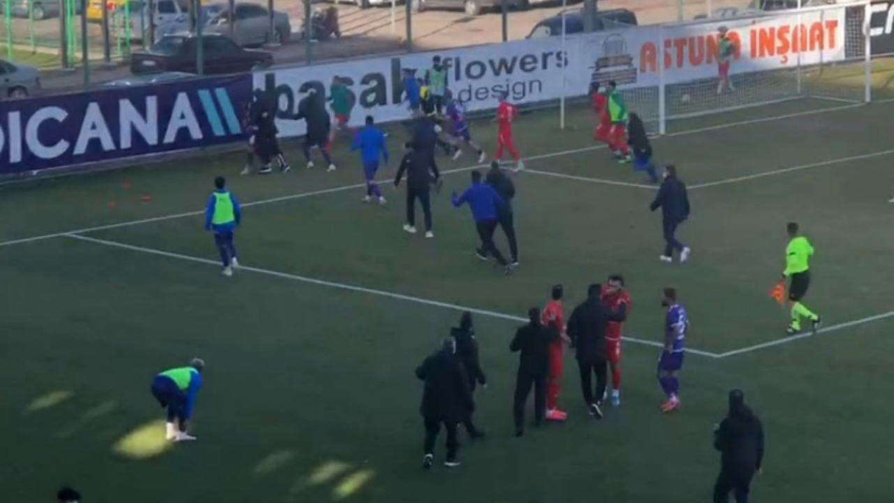 Sivas Belediyespor-Afjet Afyonspor maçında yumruklar konuştu! Konuk ekip 3-0'dan 3-4 yaptı!
