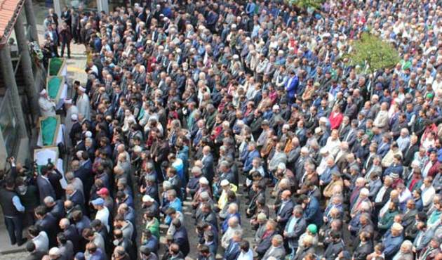 Uğurlamaya gelenler cami avlusuna sığmadı! Bakan Soylu da oradaydı...