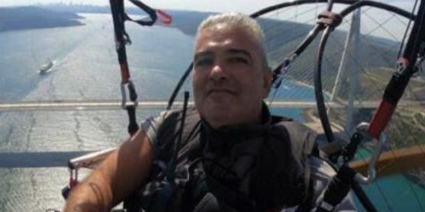 Paramotor pilotu denizdeki tekneye çakıldı! Düşüş anı kamerada