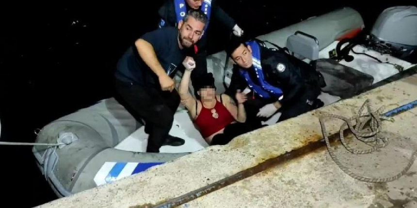 Kıyafetleriyle denize giren kadının çığlıklarına deniz polisi yetişti