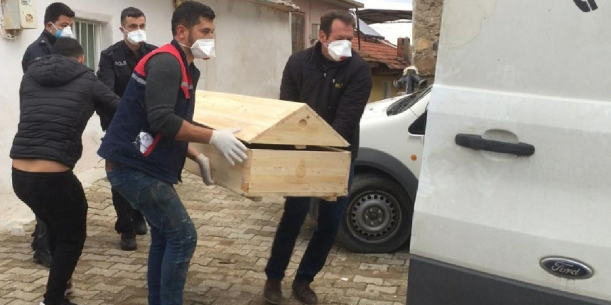Isınması için odun getirmişti, babasının cansız bedenini gördü!