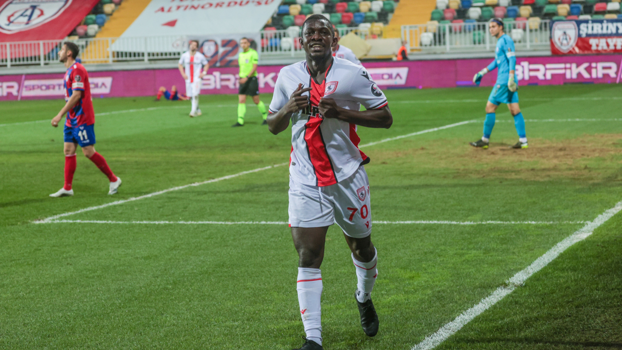 Samsunspor'un yükselişi sürüyor... Karadeniz ekibi, Altınordu'yu deplasmanda 0-2 mağlup etti
