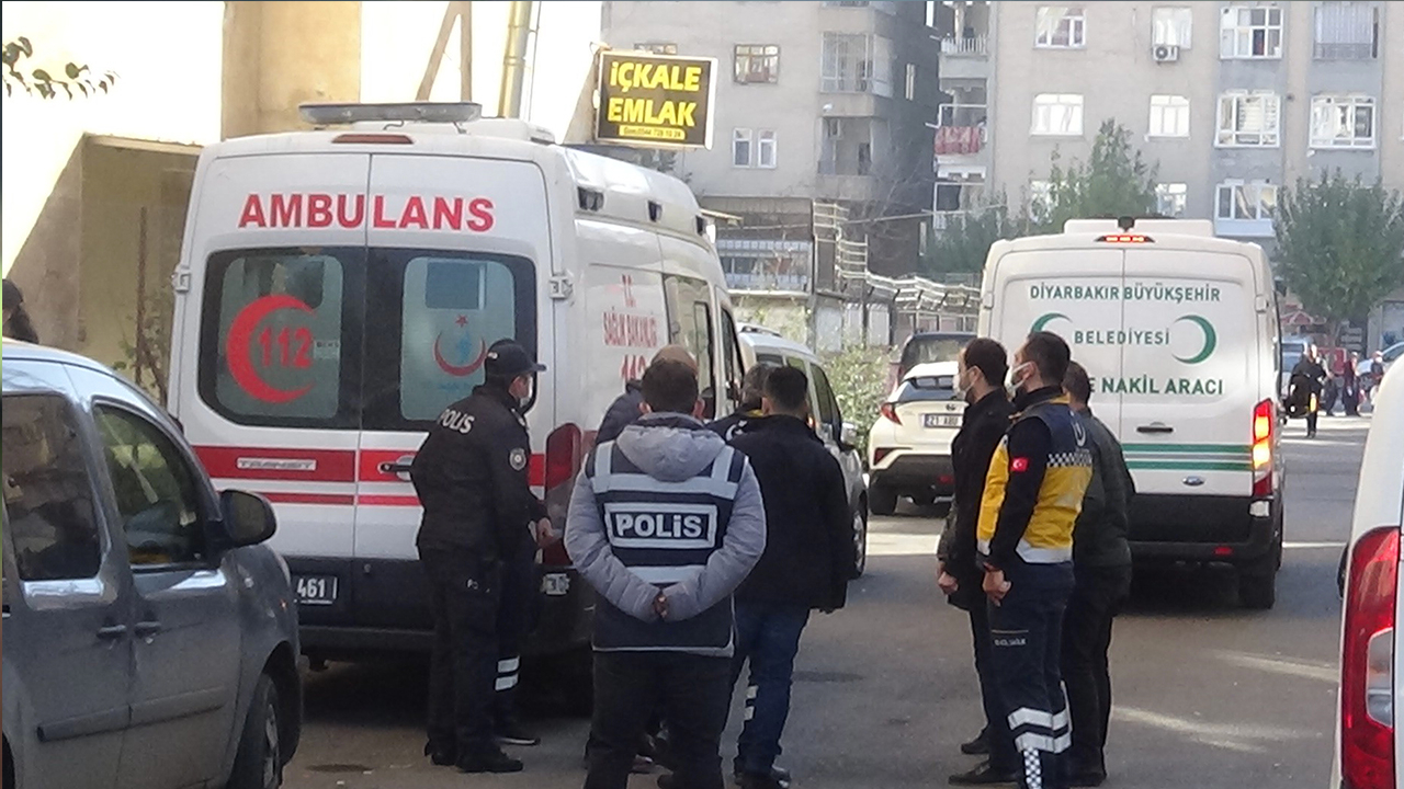 Cinnet getiren baba bıçakla dehşet saçtı! Eşini ve çocuklarını delik deşik etti