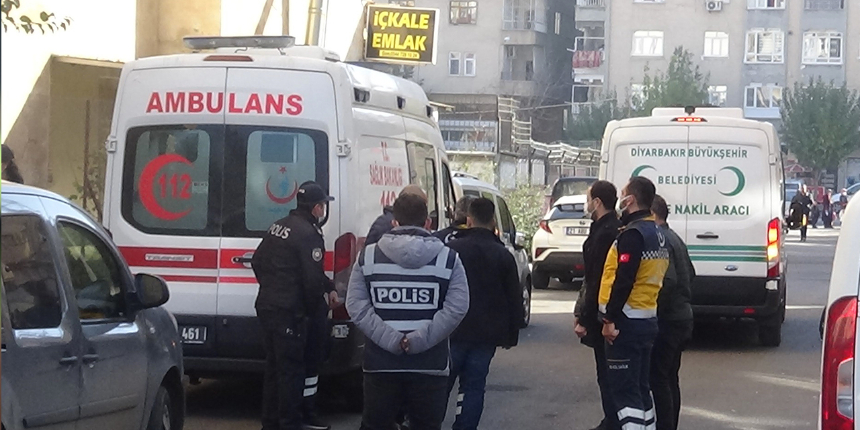 Cinnet getiren baba bıçakla dehşet saçtı! Eşini ve çocuklarını delik deşik etti