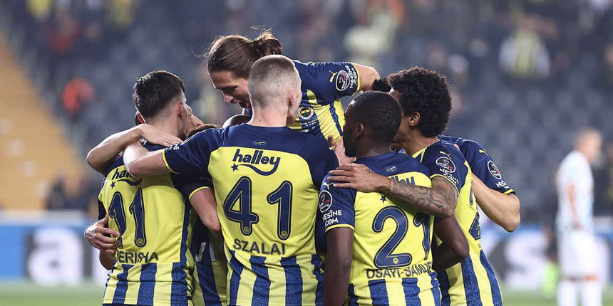 Spor yazarları Fenerbahçe'nin galibiyetini böyle yorumladı: Sezonun en iyi Fenerbahçe'sini izledik
