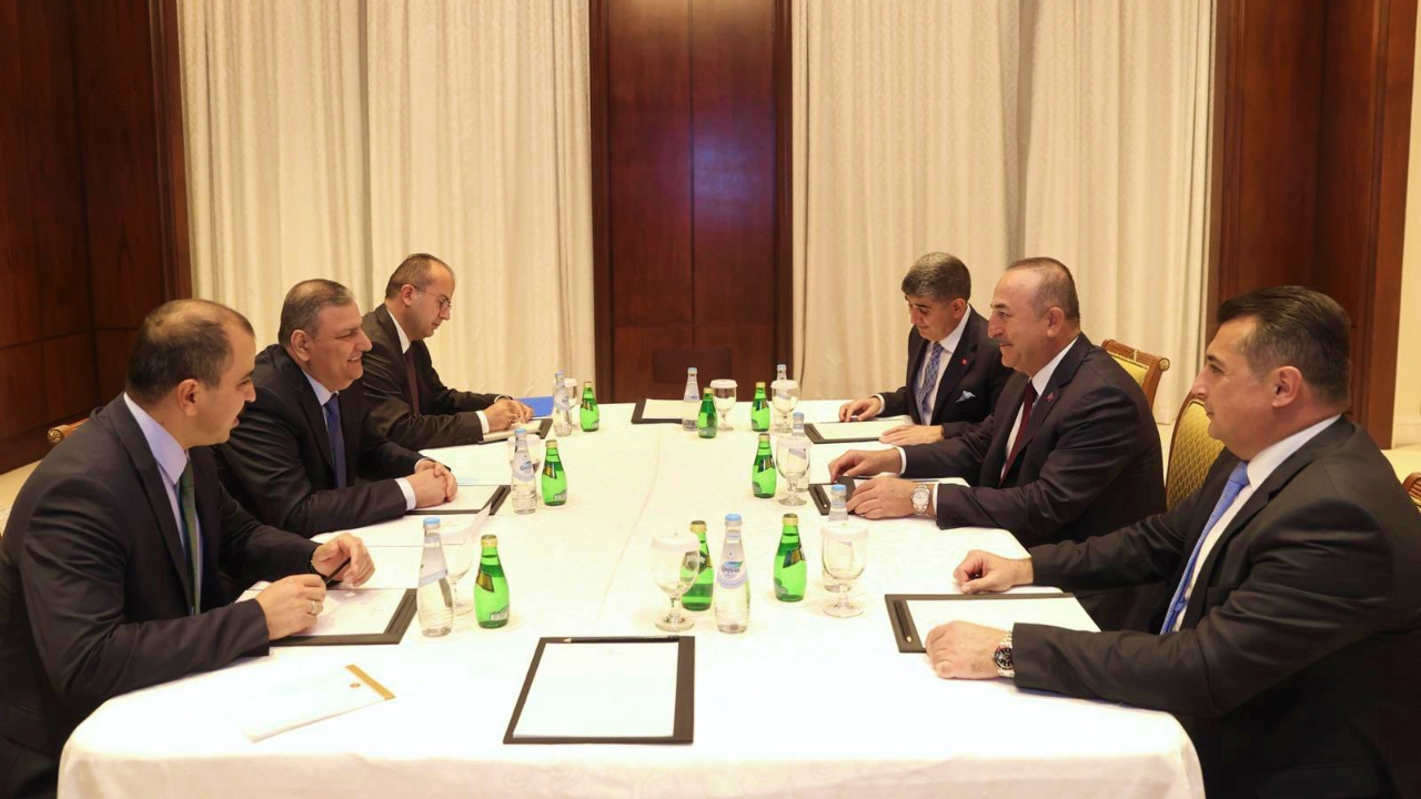 Çavuşoğlu, Katar'da eski Suriye Başbakanı ile buluştu
