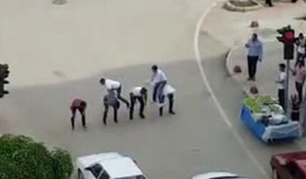 Arabalara aldırmadan kırmızı ışıkta birdirbir oynadılar!