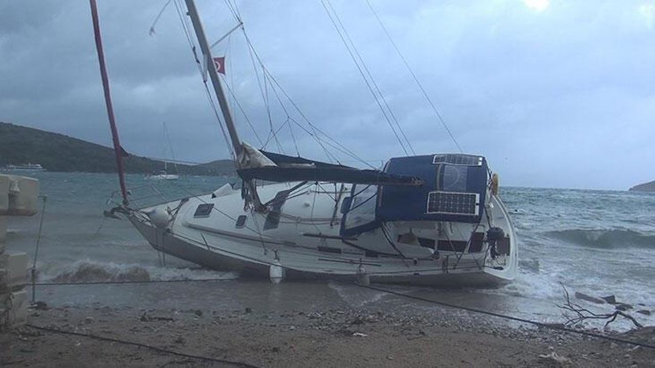 Fırtına, Bodrum'da yıktı, geçti: Yelkenli karaya oturdu