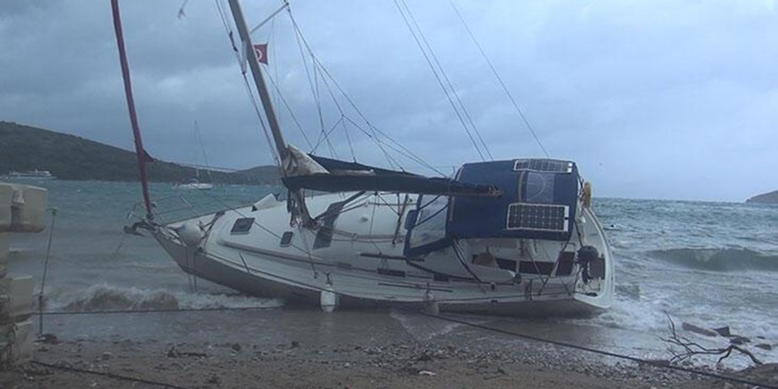 Fırtına, Bodrum'da yıktı, geçti: Yelkenli karaya oturdu