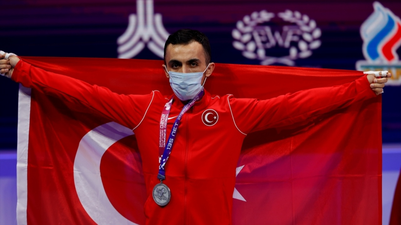 Muammer Şahin Büyükler Dünya Halter Şampiyonası'nda bronz madalya kazandı
