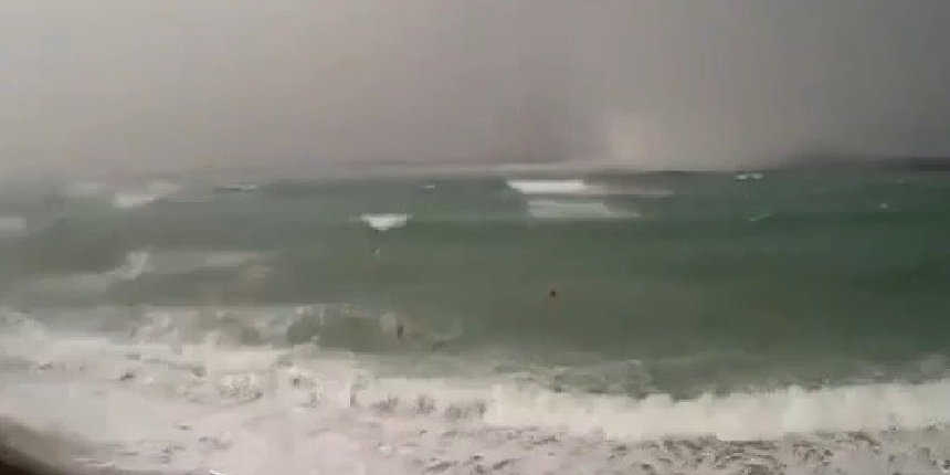 Çeşme'de hortum böyle geldi!