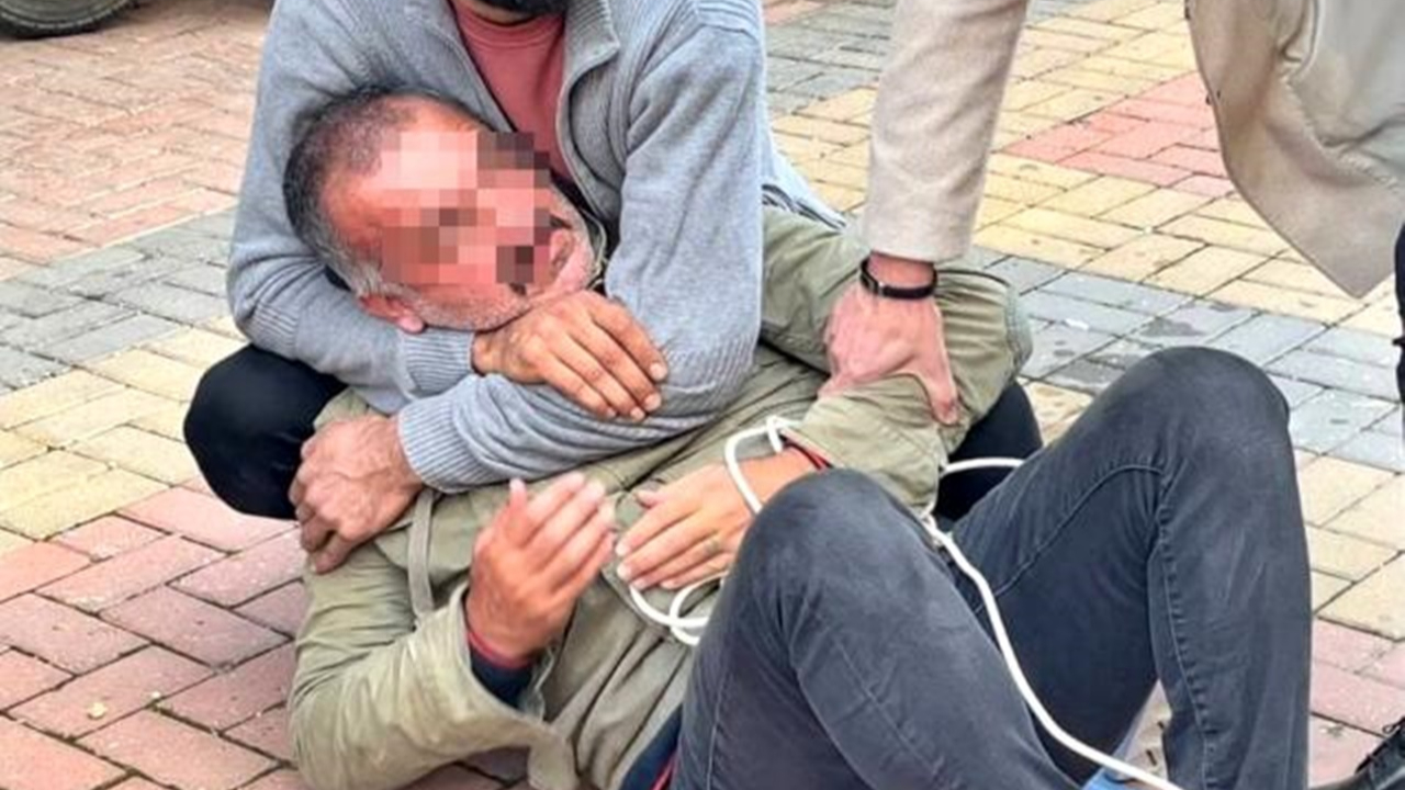 Günlerdir nöbet tutan esnaf, yakaladığı dolandırıcıyı elektrik kablosuyla bağladı