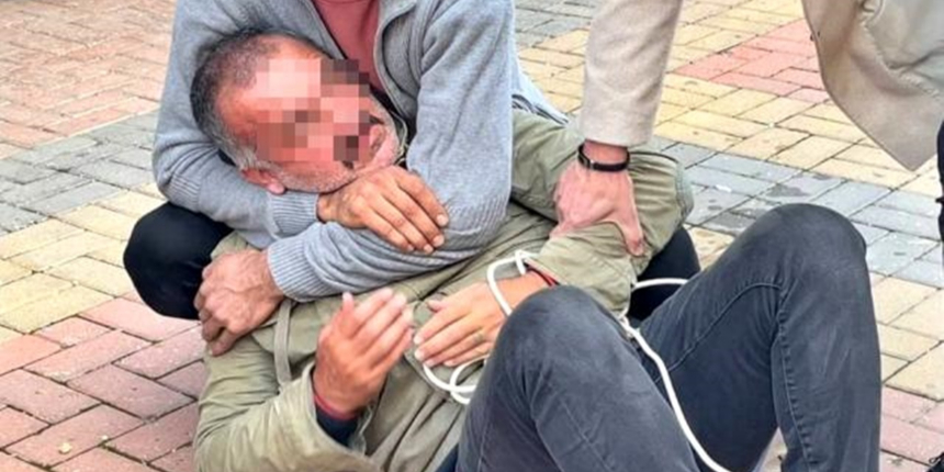 Günlerdir nöbet tutan esnaf, yakaladığı dolandırıcıyı elektrik kablosuyla bağladı