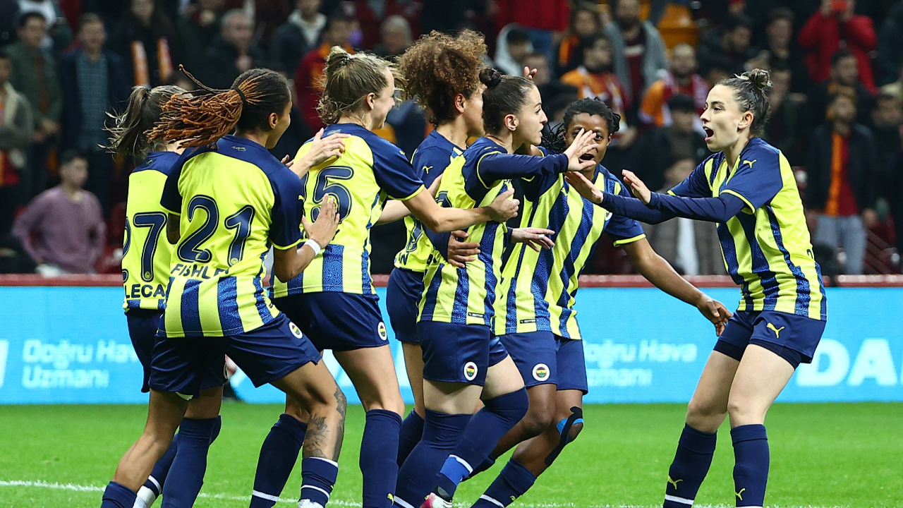 Tarihin ilk Galatasaray-Fenerbahçe Kadın Futbol maçında Sarı-Lacivertliler farka koştu