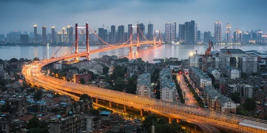 Dev uyandı, çimler düşünsün