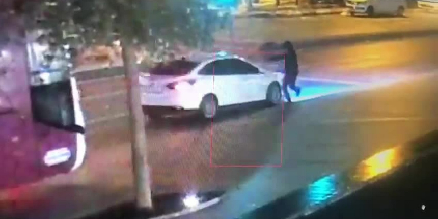 Beyoğlu’nda trafik ışıklarında silahlı saldırı kamerada!