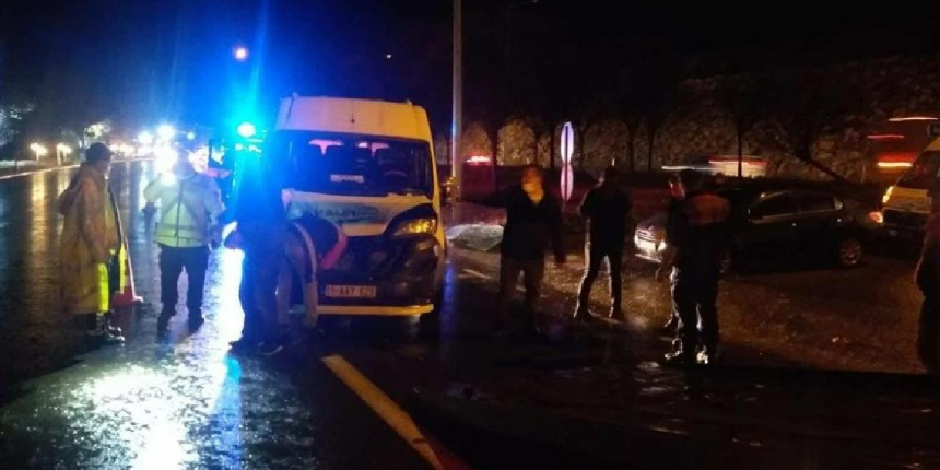 İşçileri taşıyan minibüs ile tır çarpıştı: 8 yaralı